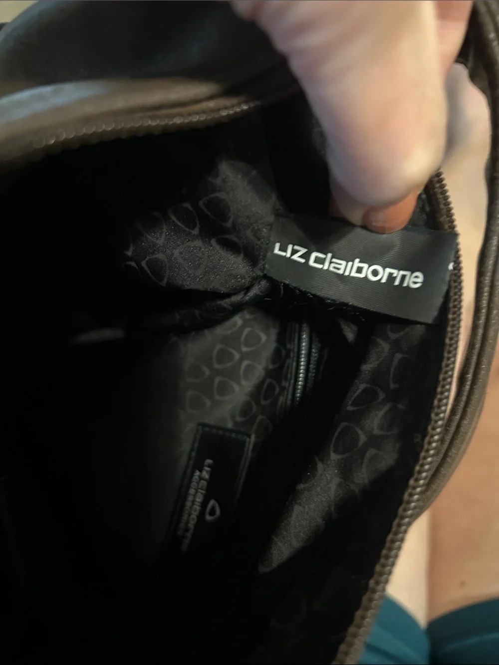 Liz Claiborne brown shoulder / crossbody purse w/ adjustable strap & pockets.